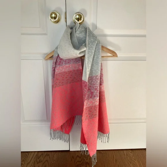 Gap scarf, soft and warm, perfect condition! - Picture 4 of 8